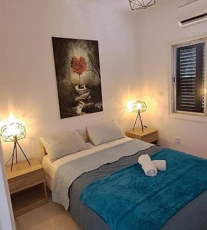 Luxury Apartment In Light House Beach Paphos Bagian luar foto