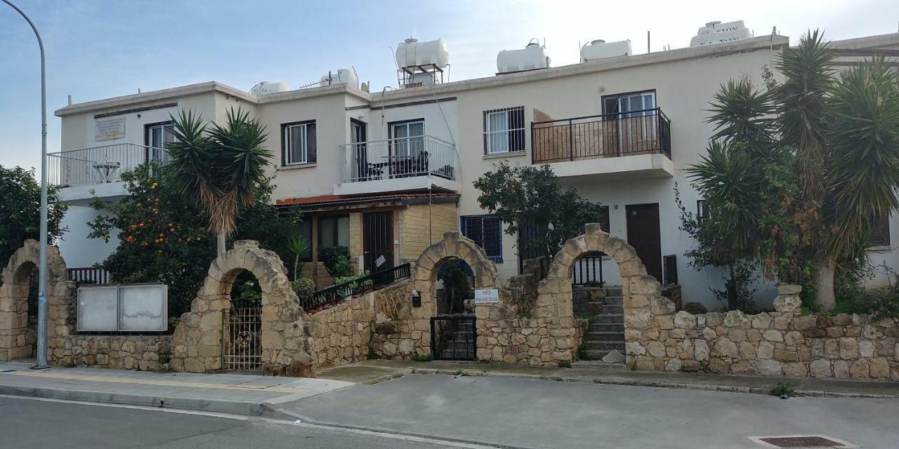 Luxury Apartment In Light House Beach Paphos Bagian luar foto